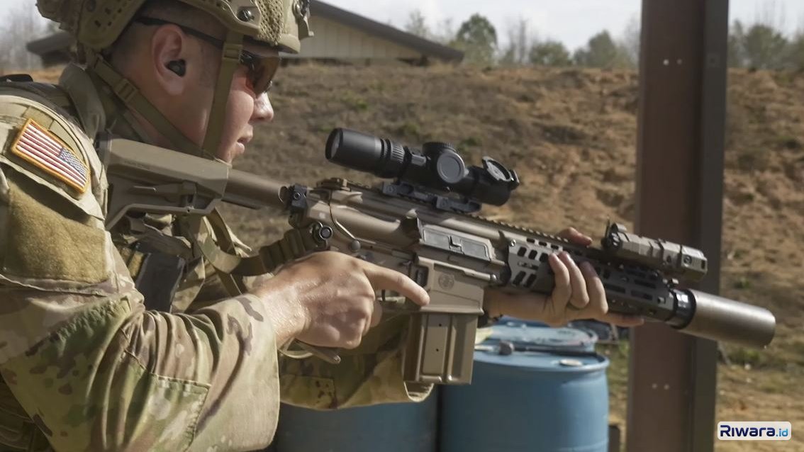 Seorang personel US Army tengah berlatih menembak dengan senapan serbu XM8